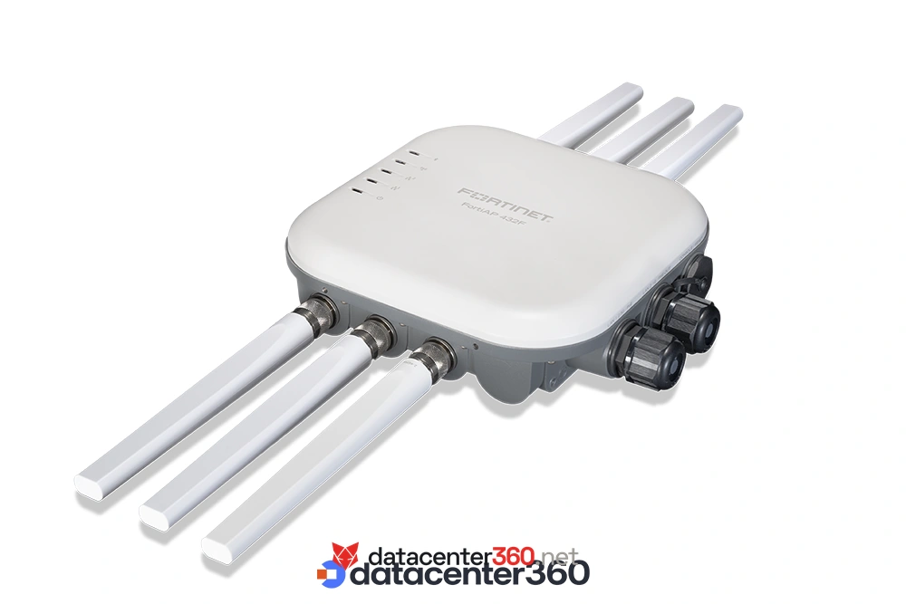 Vista del FortiAP 432FR: conectores N-Type para antenas externas, puerto de 2.5 GE, puerto Gigabit con PSE y consola RS-232