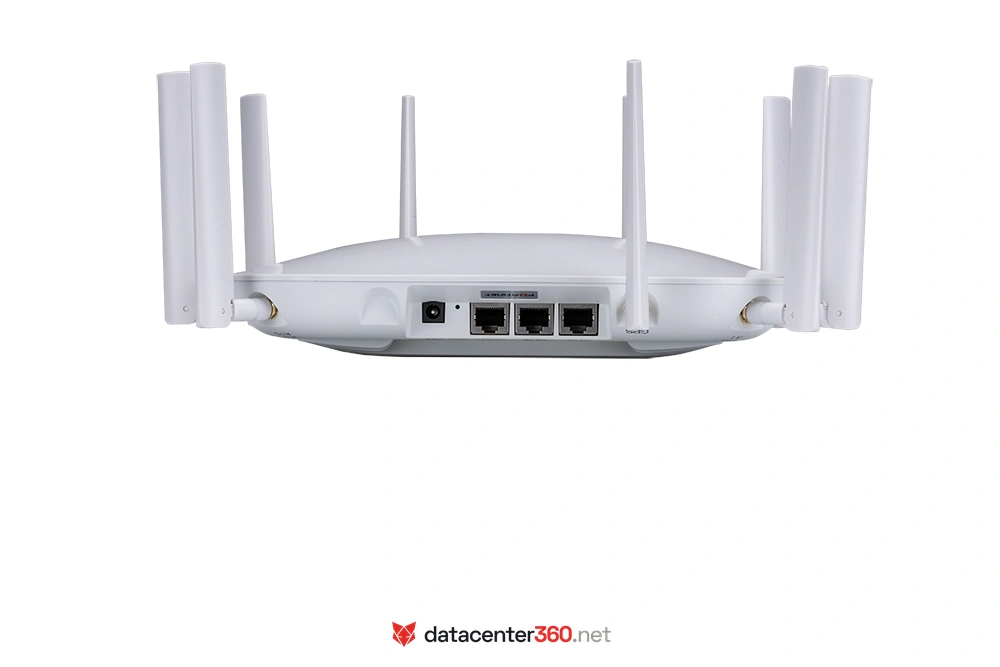 Vista del FortiAP 443K: conectores RP-SMA para antenas externas y dos uplinks Multigigabit de 10 GE