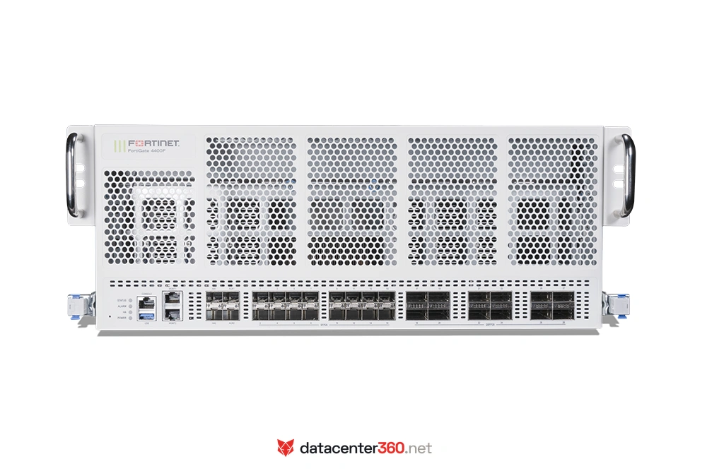 Vista frontal de puertos e interfaces del FortiGate 4400F: 12 slots 100GE QSFP28 y 18 slots 25GE SFP28