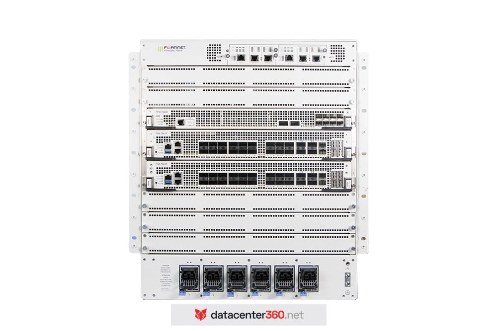 Vista frontal del chasis FortiGate 7081F con módulos FPM-7620F y FIM instalados: slots QSFP-DD, QSFP28 y SFP28