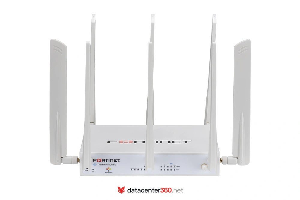 Vista posterior del FortiWiFi 50G-DSL con antenas, puertos y conexión DSL
