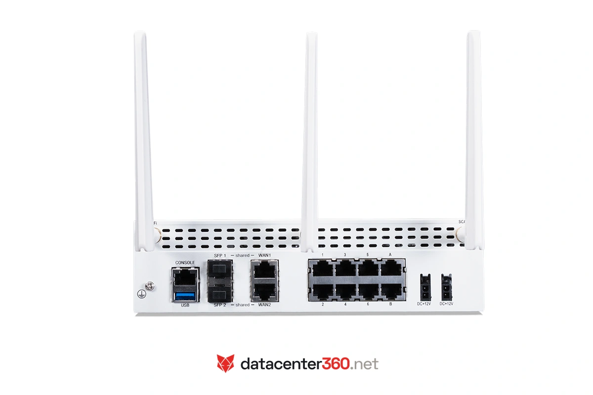 Panel trasero del FortiWiFi 81F-2R: consola, USB, 2 pares SFP/WAN compartidos y 8 puertos GE RJ45